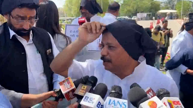 लोकतंत्र में जनता के सवालों का जवाब देना सरकार की जिम्मेदारी है, और इसे टाला नहीं जा सकता। उमंग सिंघार ने यह सख्त टिप्पणी करते हुए कहा कि 