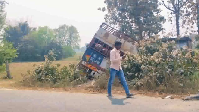 गोंडा जिले के नवाबगंज में भीषण सड़क दुर्घटना में एक महिला की मौत, चार लोग गंभीर रूप से घायल