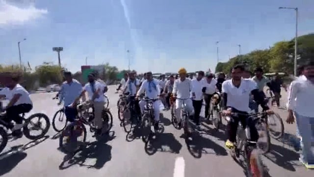 राष्ट्रीय छात्र संघ (NSUI) द्वारा आयोजित साइकिल यात्रा आज जयपुर पहुंची। इस यात्रा में प्रमुख नेताओं ने हिस्सा लिया, जिनमें कांग्रेस नेता टीकाराम जूली, शाहपुरा विधायक मनीष यादव और आमेर विधायक प्रशांत शर्मा शामिल थे।
विनोद#politics