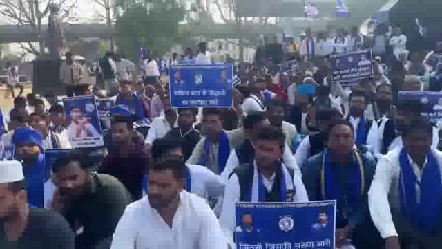 लखनऊ के परिवर्तन चौक पर आजाद समाज पार्टी (ASP) के नेता और कार्यकर्ता चंद्रशेखर आज़ाद के समर्थन में जुटे। प्रदर्शन के दौरान, चंद्रशेखर आज़ाद के समर्थकों ने अपनी आवाज़ उठाई और सरकार से अपनी मांगों को लेकर दबाव डाला।#politics