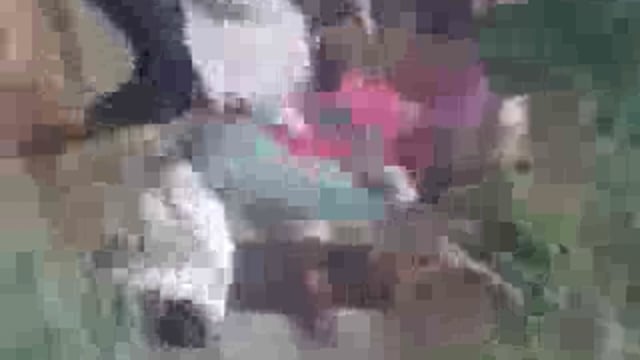 🚨..:अयोध्या में जल निकासी को लेकर दो पक्षों में लाठियां
 जल निकासी को लेकर 2 पक्षों में चली लाठियां
 मारपीट का वीडियो सोशल मीडिया पर वायरल
 साफ सफाई के दौरान दोनों पक्ष आपस में भिड़े
पुलिस ने घायलों को मेडिकल के लिए भेजा
थाना रौनाही के सारंगापुर गांव का मामला