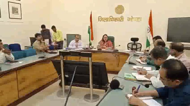 कलेक्ट्रेट सभागार में जिला आपदा प्रबंधन प्राधिकरण विभाग से संबंधित विभिन्न प्रकार की आपदा की तैयारियों के लिए संबंधित वि