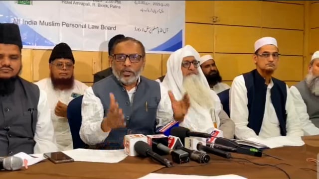 ऑल इंडिया मुस्लिम पर्सनल लॉ बोर्ड ने वक्फ संशोधन बिल 2024 के खिलाफ विरोध जताया है। बोर्ड के राष्ट्रीय प्रवक्ता डॉ. एस. क्यू. आर. इलियास ने इस बिल को लेकर गंभीर आपत्ति व्यक्त की और कहा कि यह मुस्लिम समुदाय के धार्मिक और सामाजिक अधिकारों पर आक्रमण करता है।#politics