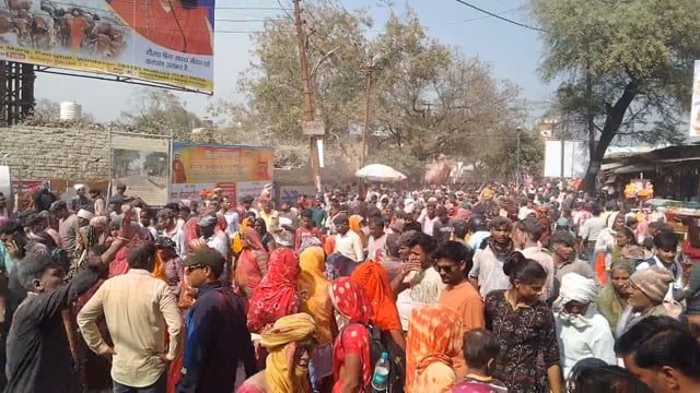 रंगभरनी एकादशी पर अबीर गुलाल से रंगीन हुई धर्म नगरी, परिक्रमा मार्ग में राधे-राधे की गुंज के साथ उड़ा अबीर गुलाल।