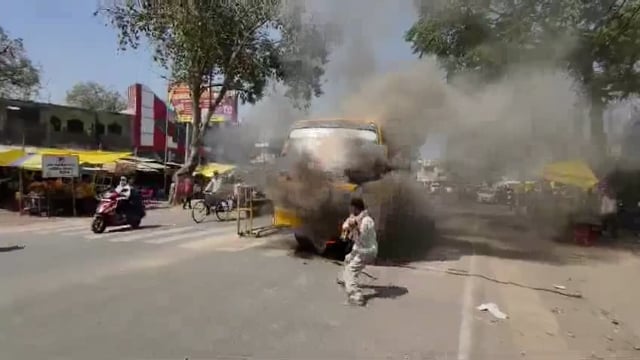 उत्तर प्रदेश के कौशांबी जिले में एक हैरान कर देने वाली घटना सामने आई, जब एक स्कूल बस बीच सड़क पर आग का गोला बन गई#axident