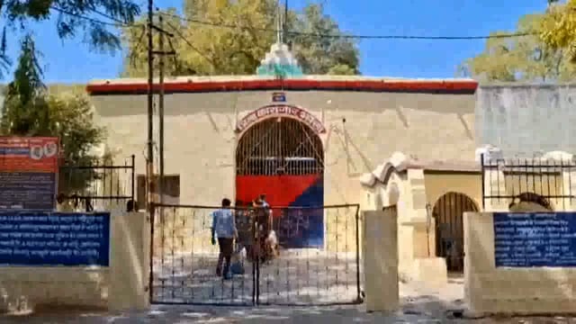 झांसी जेल के कैदियों ने इस बार होली के लिए अपने हाथों से हर्बल गुलाल तैयार किया है