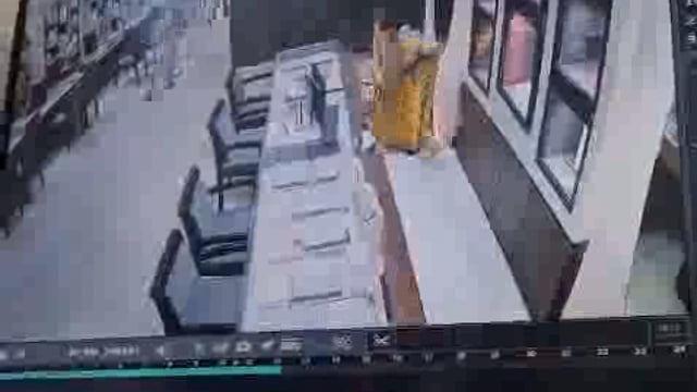 🆕 बिहार ब्रेकिंग....
बिहार के भोजपुर में लुटरों ने खाली कर दिया तनिष्‍क का शोरूम
बिहार के भोजपुर में बदमाशों ने दिनदहाड़े तनिष्क ज्वेलरी शोरूम से 8 से 10 करोड़ रुपये के गहने लूट लिए. करीब 10 बजे 8 बदमाश शोरूम में घुसे, सुरक्षाकर्मियों के हथियार छीने और लूटपाट कर फरार हो गए. वारदात के बाद पुलिस मौके पर पहुंची और जांच शुरू की. शोरूम को सील कर दिया गया है, वहीं सीसीटीवी फुटेज से सुराग जुटाए जा रहे हैं.