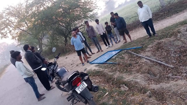 बाघराय थाना क्षेत्र के उमरापट्टी अंबेडकरनगर में अराजक तत्वों के व्यक्तियों द्वारा समिति का बोर्ड तोड़कर फेंक दिया गया है
