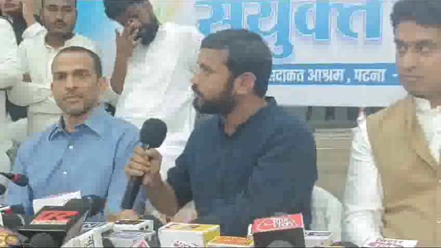 कांग्रेस नेता कन्हैया कुमार ने आज पटना में घोषणा की कि वे बिहार में बेरोजगारी और पलायन के मुद्दों पर एक पदयात्रा निकालेंगे। कन्हैया कुमार ने इन दोनों समस्याओं को बिहार के विकास में रुकावट के रूप में बताया और राज्य सरकार से इन मुद्दों को गंभीरता से हल करने की अपील की। उनकी यह पदयात्रा बिहार के विभिन्न हिस्सों में इन महत्वपूर्ण मुद्दों पर जागरूकता फैलाने के उद्देश्य से की जाएगी।
#politics