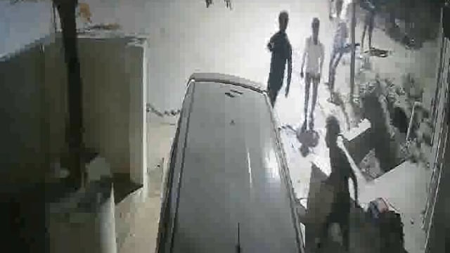 कानपुर में पत्नी को पति से तलाक लेना पड़ा भारी... पति ने साथियों संग मिलकर महिला के घर पर किया पथराव, घटना CCTV में कैद 