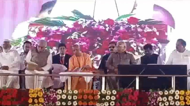 झांसी पहुंचे सीएम योगीआदित्यनाथ युवा उद्यमियों के स्टार्ट अप की प्रदर्शनी का शुभारम्भ कर लाभार्थियों को करेंगे ऋण वितरण 