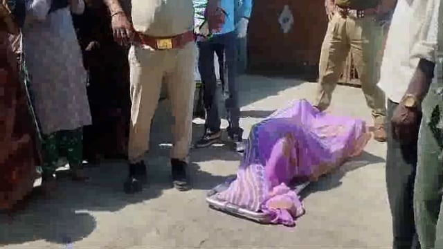 थाना फरह क्षेत्र में प्रेमी घुसा प्रेमिका के घर :पेट्रोल छिड़क लगाई आग, हालत गंभीर, पुलिस मौके पर 