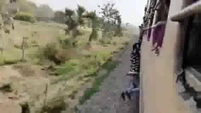 राया: जान जोखिम में डाल स्टंट दिखाते युवा, चैन पुलिंग कर रेलवे को लगा रहे चूना