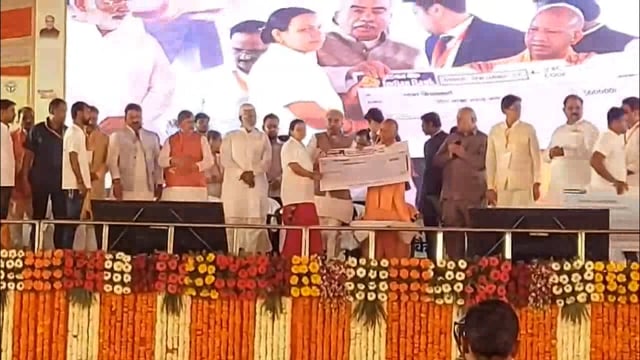 झांसी में सीएम योगी सीएम युवा उद्यमी विकास योजना के 1070 लाभार्थियों को किया ऋण वितरण