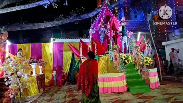 जयनगर गांव में शादी समारोह का सजा हुआ जयमाला का स्टेज तथा बफर सिस्टम से भोजन करते ग्रामीण