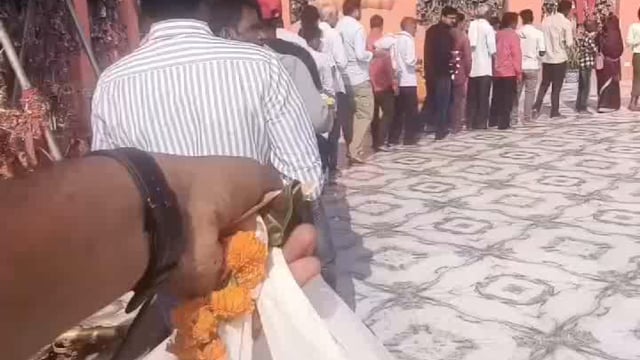 मां कालिका धाम में होली के पूर्व लगी लाइन कर रहे मां के जयकारे 