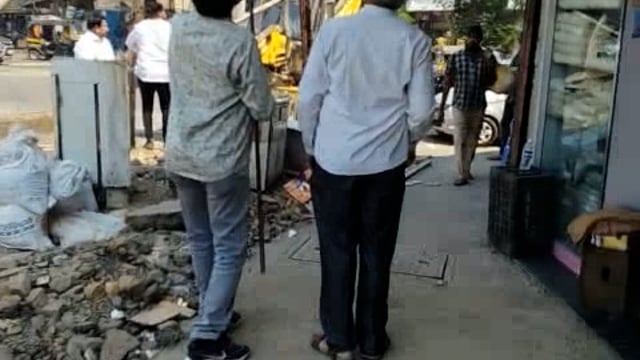 कल्याण पुर्व नेतिवली नाका येथे बॅनर हटवनेचे के डी एम षी आफीसर कारवाई करताना जोधपुर फरसान मार्टच्या समोर बॅनर हटवले 