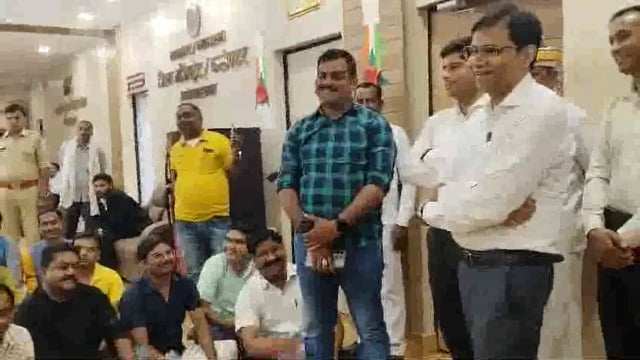 जिलाधिकारी अविनाश सिंह को पत्रकार की हत्या के विरोध में दिया गया ज्ञापन सीतापुर जिले में राघवेंद्र बाजपेई पत्रकार की निर्मम हत्या के विरोध में आज जिला कलेक्ट्रेट में सभी पत्रकारों ने मिल कर जिलाधिकारी अविनाश सिंह को ज्ञापन दिया गया