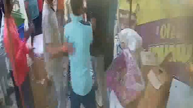 ब्रेकिंग
अम्बेडकरनगर- दुकानदार से सिगरेट खरीदने को लेकर हुई मारपीट, वीडियो सीसीटीवी कैमरे में कैद
पुलिस ने दुकानदार के खिलाफ ही दर्ज कर दिया मुकदमा पीड़ित दुकानदार अमन मद्धेशिया ने पुलिस अधीक्षक से लगाई न्याय की गुहार राजेसुल्तानपुर थाना क्षेत्र का है पूरा मामला