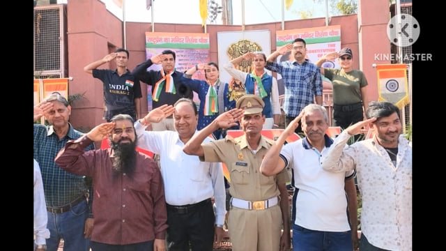 तिरंगा चौक सेल्फी पॉइंट पर प्रतिदिन होने वाली ध्वजवा रोहन में उपस्थिति रही श्रीमती अर्चना शर्मा जी