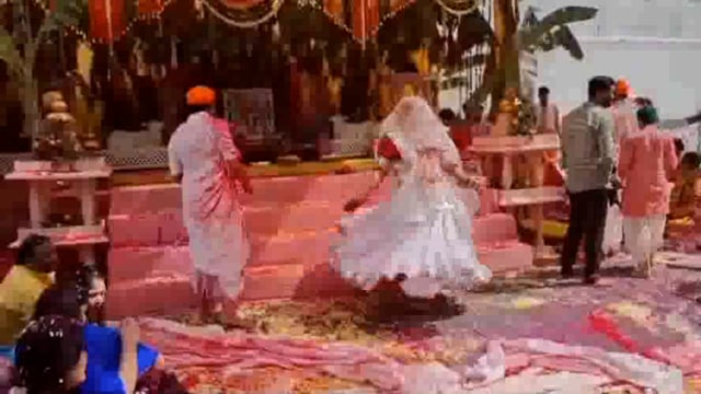 वृंदावन के रमन रेती स्थित श्रीनाथ परिसर में जमकर पनघट होली का आनंद भक्तों और संतों ने उठाया