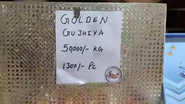 Gonda Jila Mein Gauri mishthan Bhandar Mein sone ki Gujiya ₹50000 kg Bik rahi hai jabki ek gujariya ka dam lagbhag 1300 rupya Rakha gaya hai