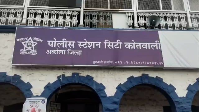 महिलेच्या पर्समधून सव्वालाखाचा ऐवज लंपास#crime 