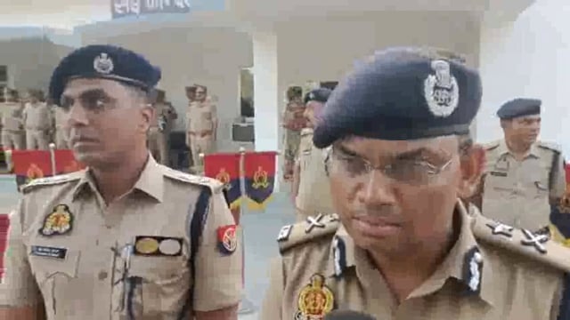 पुलिस महानिरीक्षक जोन प्रयागराज प्रेम गौतम ने त्योहार को लेकर किए निरीक्षण
आईजी प्रेम गौतम की बाइट