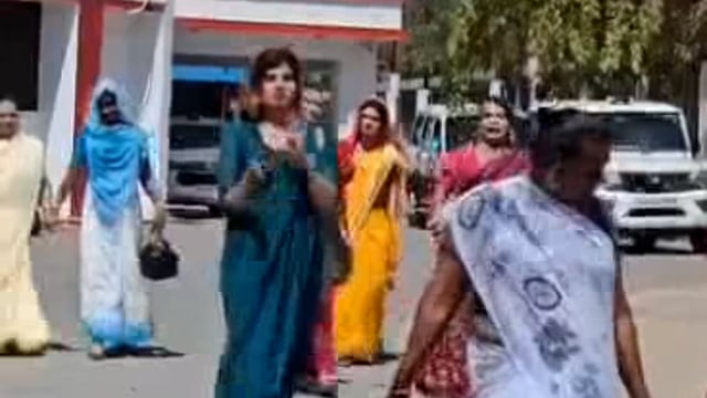 झाँसी किन्नरों के इलाके पर दूसरा किन्नर कर रहा कब्जा झाँसी SSP ऑफिस में पहुंचे किन्नर 