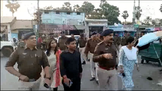 शांतिपूर्ण माहौल में होली त्यौहार को संपन्न कराने हेतु पुलिस प्रशासन के द्वारा निकाला गया फ्लैग मार्च।