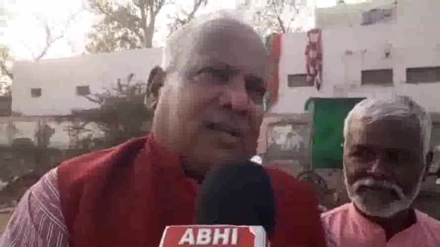 माट के भांडीर वन में बेसिक शिक्षा मंत्री संदीप सिंह ने भाजपा कार्यकर्ताओं के साथ खेली फूलों की होली