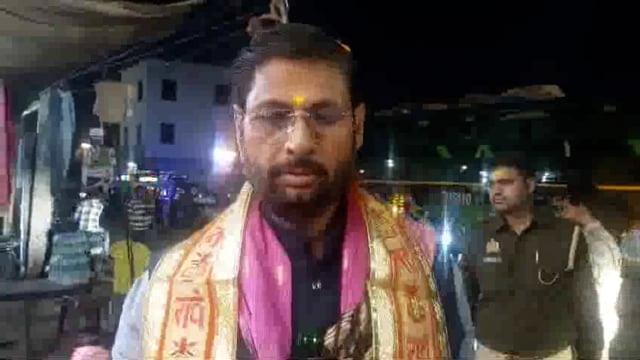 मुस्लिम कारीगरों द्वारा बनी पोशाक  ठाकुर जी को समर्पित ना हो राजेश चौधरी विधायक माट