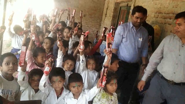 भारत विकास परिषद ने जरौटा‌ खेरौना में स्वास्थ्य संस्कार स्वच्छता के‌प्रतिछात्रो को जागरूक किया प्रोटीन युक्त बिस्कुटदिए