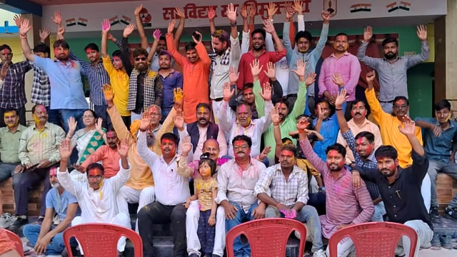 अंबेडकर नगर..
RSS जिला प्रचारक शैलेंद्र जी के नेतृत्व में संघ के सभी सदस्यों द्वारा होली मिलन समारोह का आयोजन एक दूसरे को गुलाल लगाकर होली की बधाइयां देते नजर आए कार्यकर्ता।