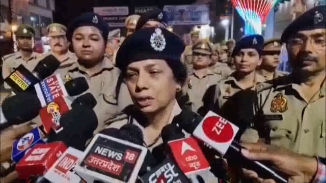 झांसी होली और रमजान जुमा त्यौहार को लेकर झांसी SSP ने पुलिस फोर्स के साथ किया फ्लेग मार्च