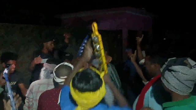 फुल्लीडुमर के उत्साही युवा फगुआ गीतों पर जमकर झूमते हुए समारोहपूर्वक गुरुवार की देर रात विधि विधान से किया होलिका दहन 