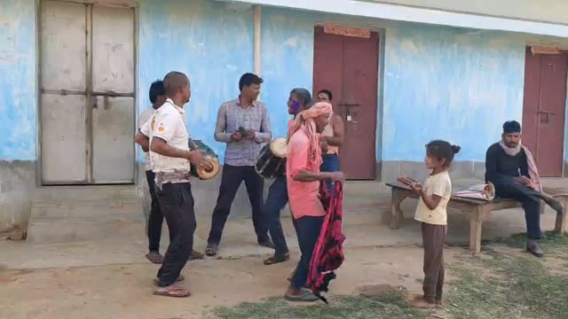 ग्रामीण क्षेत्रों में धुरखेल के साथ चढ़ा होली का रंग, युवाओं में दिखा जोश