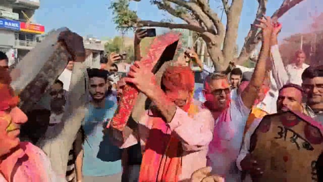 Senior BJP Leader Rajendra Rathore seen playing 