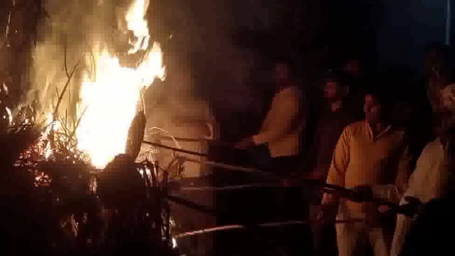 माट की ब्रज धाम कॉलोनी में हुआ शांति सोहार्द पूर्वक होली दहन
