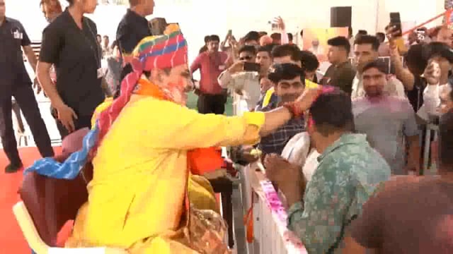 जयपुर: राजस्थान के मुख्यमंत्री भजनलाल शर्मा ने आज होली के उत्सव के मौके पर अपने समर्थकों के साथ रंगों के इस पर्व का आनंद लिया। मुख्यमंत्री ने इस दौरान अपने समर्थकों और पार्टी कार्यकर्ताओं के साथ मिलकर होली खेली और एक दूसरे को रंग लगाया#holi.kautsve