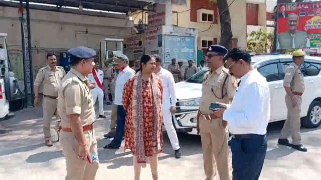 गाज़ीपुर होली पर डीएम एसपी ने जाना शहर का हाल किया मार्च 