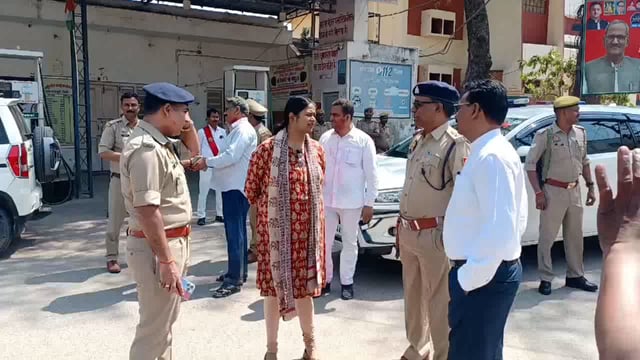 गाज़ीपुर होली पर डीएम एसपी ने जाना शहर का हाल किया मार्च 