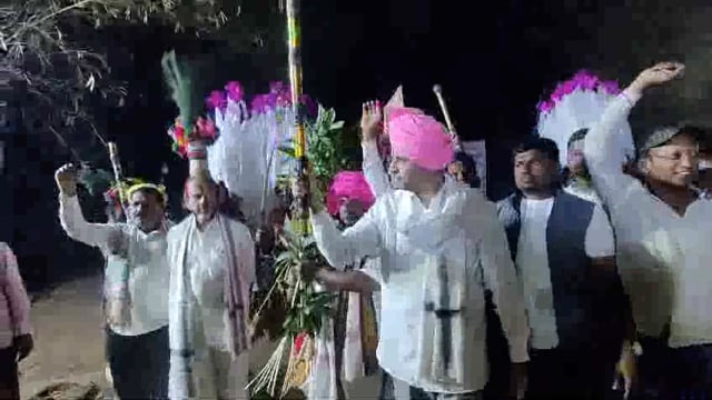 नंदुरबार लोकसभेचे खासदार अँड गोवल पाडवी, माजी मंत्री अँड के. सी. पाडवी, जी प सदस्य सि.के. पाडवी यांनी होळी नृत्य केले.