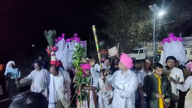 नंदुरबार लोकसभेचे खासदार अँड गोवल पाडवी, माजी मंत्री अँड के. सी. पाडवी, जी प सदस्य सि.के. पाडवी यांनी होळी नृत्य केले.