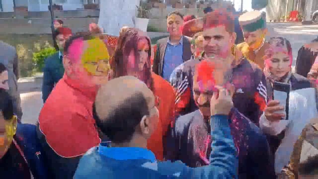 शिमला: हिमाचल प्रदेश के मुख्यमंत्री सुखविंदर सिंह सुक्खू ने प्रदेशवासियों के साथ होली का त्योहार बड़े धूमधाम से मनाया।#holi