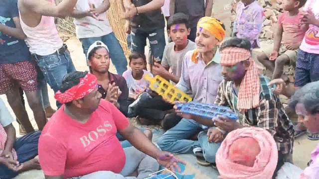 प्रखंड क्षेत्र के सभी भागों में रंगों का त्योहार होली पर्व धूमधाम से मनाया गया, फाग गीतों पर जमकर थिरके युवा