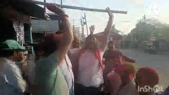 सूर्यगढ़ा बाजार स्थित मार्निंग वॉकिंग के लिए निकले लोगों ने एक दूसरे को रंग अमीर लगाकर होली की बधाई दे रहे हैं।