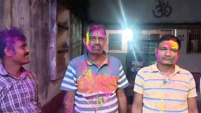 मुखिया ने पंचायत वासियों के साथ मनाई होली, जात-पात को पंचायत से मिटाने को लेकर एक थाली में बैठकर खाया खाना