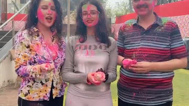 महाराष्ट्र के मुख्यमंत्री देवेंद्र फडणवीस ने अपने परिवार के साथ धूमधाम से होली मनाई। इस अवसर पर उन्होंने रंगों की मस्ती का आनंद लिया और पारंपरिक तरीके से होली के त्योहार को सेलिब्रेट किया। मुख्यमंत्री फडणवीस ने सभी को होली की शुभकामनाएं दी और इस दिन को खुशियों और भाईचारे का प्रतीक बताया।
#politics