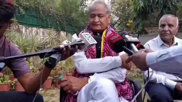 राजस्थान के मुख्यमंत्री अशोक गहलोत ने IIFA अवार्ड्स को लेकर सरकार से जवाब मांगा है। गहलोत ने कहा कि माधुरी दीक्षित को 'सैकंड ग्रेड एक्टर' कहे जाने पर वह काफी नाराज हैं। उन्होंने कहा, 